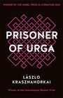 Text: "Prisoner of Urga", "László Krasznahorkai". Hintergrund: Geometrisches Muster in Pink. Auszeichnungen erwähnt.