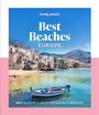 "Lonely Planet Best Beaches Europe" Titelbild; Küstenstadt im Hintergrund, blaues Boot im klaren Wasser im Vordergrund.