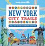 "NEW YORK CITY TRAILS" in großen Buchstaben. Comic-Stil mit Freiheitsstatue, Kind mit Saxophon und Rollschuhen, Stadtansicht.