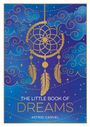 "The Little Book of Dreams" von Astrid Carvel. Illustration mit Traumfänger, goldenen Federn, blauen Wolken und Sternen.