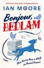 „Bonjour, Bedlam“. Illustration: zwei Vögel, ein Hund, fliegende Blätter, Bücherstapel.