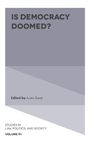 Text: "IS DEMOCRACY DOOMED?" "Edited by Austin Sarat" "STUDIES IN LAW, POLITICS, AND SOCIETY VOLUME 91". Grau-lila Farbblöcke.