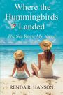 „Where the Hummingbirds Landed“, „The Sea Knew My Name“. Zwei Personen am Strand, mit Strohhüten, vor blauem Meer.