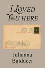 "I Loved You Here" und "Julianna Balducci" auf einem Hintergrund mit einer Vintage-Postkarte.