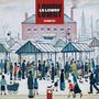 "LS Lowry Calendar 2027." Illustration eines belebten Marktes mit vielen Menschen und Gebäuden im Hintergrund.