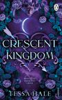 „Crescent Kingdom“, „Wolves of Crescent Creek“, „Tessa Hale“. Ein violettes Design mit Rosen, einem Wolfskopf und einem Mond.