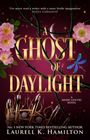 Text: "A Ghost of Daylight", "L.K. Hamilton", "Cover to be revealed". Unten ein Logo mit Hahn und Pfeil, "bantam". Hintergrund hellblau.
