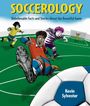 Texto oben: "SOCCEROLOGY". Vier Personen spielen Fußball, dynamische Szene mit Ball.