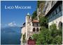 „Lago Maggiore“, „2027“, „Casares Edition“. Historisches Gebäude an einer Felsklippe über einem See mit Bergen im Hintergrund.