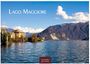 Lago Maggiore Schriftzug über einer Landschaft mit See, Gebäuden und schneebedeckten Bergen im Hintergrund. CASAES EDITION.