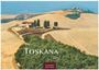 Toskana 2027, Casares Edition: Sanfte Hügel mit einem Landhaus, umgeben von Bäumen und Feldern in warmen Farben.