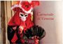 "Carnevale di Venezia 2027. Casares Edition". Person in rotem Karnevalskostüm mit Maske, Federn und Bordüren.