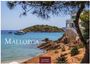 „Mallorca 2027, Casares Edition.“ Küstenlandschaft mit klarem Meer, luxuriösen Yachten und Häusern am Felsufer.