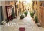 Text: "Malta 2024, Casares Edition." Pflastersteingasse mit Pflanzen, alten Gebäuden und Balkonen.