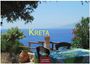 Text: "KRETA", "2027", "CASARES EDITION". 

Harmonie aus blauem Meer, grünen Pflanzen und einem Tisch mit bunner Decke.