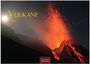 "Vulkane 2027", Casares Edition. Ein Vulkan eruptiert, Lava strömt heraus, beleuchtet die Nacht mit intensivem Rot.
