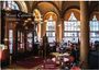 "Wiener Cafehaus Kultur" von H.W. Schawe. Elegantes Café mit hohen Decken, Kronleuchtern und Menschen, die an Tischen sitzen.