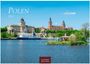 "POLEN 2027 CASAES EDITION"; Stadtansicht mit Fluss, Schiff, majestätischen Gebäuden und grünem Ufer im Vordergrund.