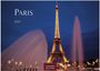 "Paris 2027" und "Casares Edition". Eine abendliche Aufnahme des Eiffelturms, beleuchtet vor dunklem Himmel, mit Springbrunnen.