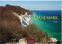 "Dänemark 2027" in gelber Schrift. Zeigt eine Küstenlandschaft mit weißen Klippen und blauem Meer unter klarem Himmel.