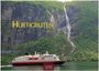 "Hurtigruten 2027" steht in gelber Schrift. Ein rotes und weißes Schiff fährt vor einer steilen, grünen Felswand vorbei.