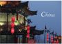 "China 2027 CASAES EDITION", beleuchtete traditionelle Gebäude mit roten Laternen in der Dämmerung.
