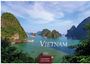 Text: Vietnam, 2027, Casares Edition. 

Eine malerische Bucht mit grünen Inseln und Booten auf blauem Wasser.