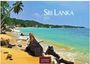 "Sri Lanka 2027. CASARES EDITION." Tropischer Strand mit Palmen, klarem Wasser und bewaldeten Hügeln in der Ferne.