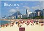 "Brasilien 2027" und "Casares Edition" auf einer lebhaften Strandaufnahme mit vielen Menschen und bunten Sonnenschirmen.