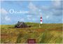 "Ostseeküste 2027" über einem roten Backsteinhaus mit Reetdach; rechts ein Leuchtturm auf grasbewachsenem Sanddünen.