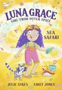 „LUNA GRACE: GIRL FROM OUTER SPACE - SEA SAFARI“. Ein Mädchen mit lila Haaren steht am Strand neben einem gestreiften Kätzchen.
