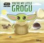 "YOU'RE MY LITTLE GROGU" oben. Illustration eines süßen, grünhäutigen Wesens mit großen Ohren vor Wüstenlandschaft.