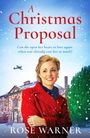 „A Christmas Proposal“. Frage: Kann sie nach Verlust durch den Krieg ihr Herz wieder öffnen? Eine Frau lächelt vor einem Haus.
