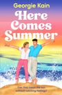 "Georgie Kain. Here Comes Summer. Can they catch the sun without catching feelings?" Zwei Personen am Strand, bunter Horizont.