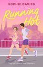 „Running Hot“ in gelber Schrift, roter Hintergrund. Zwei Jogger auf Brücke, Stadtlandschaft im Hintergrund.