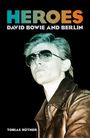 Text oben: "HEROES DAVID BOWIE AND BERLIN". Unten: "TOBIAS RÜTHER". Abgebildet ist eine Person mit Sonnenbrille und Lederjacke.