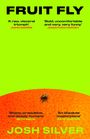 Text: "FRUIT FLY", "A raw, visceral triumph", "Bold, uncomfortable and very, very funny", "Sharp, propulsive, and deeply humane", "An absolute masterpiece", "JOSH SILVER". Darunter eine Fliege auf einer orangefarbenen Oberfläche. Hintergrund in hellem Grün.