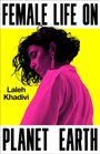 "FEMALE LIFE ON PLANET EARTH", "Laleh Khadivi". Frau in pink vor gelbem Hintergrund mit Ohrring.