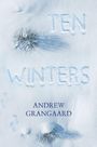 "Ten Winters" und "Andrew Grangaard" sind im Schnee geschrieben. Zwei kahle Bäume werfen lange Schatten.
