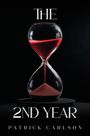 „THE 2ND YEAR“ von Patrick Carlson. Eine Sanduhr mit rotem Sand.