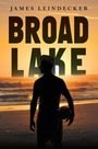 Text: "James Leindecker" und "Broad Lake". Eine Silhouette am Strand bei Sonnenuntergang, hält einen Ball.