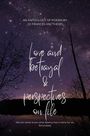 "Love and betrayal & perspectives on life" steht über einem nächtlichen Himmel voller Sterne mit silhouettierten Bäumen.