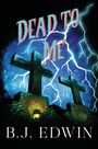 "Dead to Me" und "B.J. Edwin" in dramatischer Schrift, darunter zwei Kreuze vor einem stürmischen Himmel mit Blitzen.
