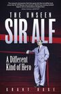 „The Unseen Sir Alf: A Different Kind of Hero“ von Grant Bage. Ein Mann im Anzug lehnt an einer Tribüne.