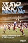 "The Other Side of the Hand of God" in großen Buchstaben. Fußballspieler auf einem Spielfeld, starker Wettkampfmoment.