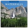"2027 CALENDAR. WATERFALLS." Ein Wasserfall stürzt eine zerklüftete Felswand hinunter, umgeben von grünen Bäumen.