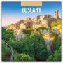2027 Calendar, Tuscany. Alte Steinhäuser auf einem Hügel, umgeben von üppigem Grün im warmen Sonnenlicht.