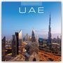 Text: "2027 Calendar, UAE". Moderne Skyline mit hohen Wolkenkratzern bei Sonnenuntergang.