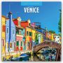 "2027 Calendar - Venice" steht oben. Eine Reihe bunter Häuser an einem Kanal, Boote im Wasser und eine Backsteinbrücke.