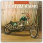 "2027 CALENDAR" und "CUSTOM BIKES" stehen oben. Ein glänzendes grünes Custom-Motorrad in einer Werkstattumgebung.